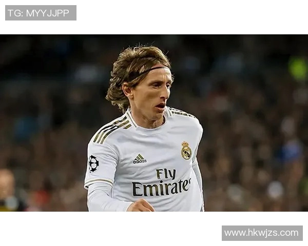 魔笛足球明星海报图展现传奇球技与激情瞬间的完美结合